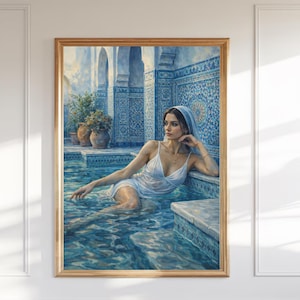 Puede incluir: Una impresión artística enmarcada representa a una mujer con un vestido y velo blancos, reclinada en una piscina. La obra de arte presenta una paleta de colores azul y blanco, con detalles arquitectónicos y plantas en macetas en el fondo. El marco es marrón claro y cálido.