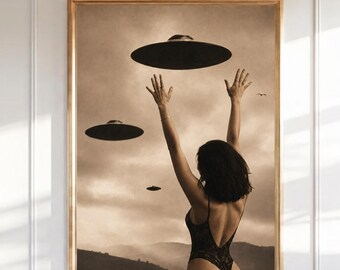 UFO-väggkonst Vintage Sepia Kvinna som sträcker sig efter flygande tefat Retro Sci Fi-affisch Surrealistisk Alien Tryck Digital Nedladdning