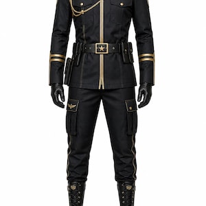 Op de afbeelding: Zwart uniform in militaire stijl met gouden accenten. De jas heeft een hoge kraag, epauletten en een gouden ketting. De broek heeft cargozakken en de outfit bevat een riem met een stergesp en zwarte laarzen. Het uniform heeft een gouden embleem op de borst.