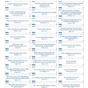 Op de afbeelding: Een verzameling rechthoekige kaarten met Bijbelteksten in zwarte tekst op een witte achtergrond. Elke kaart heeft een blauwe rand en een titel. De verzen zijn afkomstig uit verschillende boeken van de Bijbel.