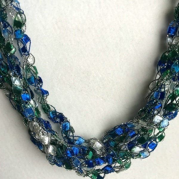 NEU! Planet Erde - Handgehäkelte Halskette, leichter Häkelschmuck, grün, blau, weiß, Glitzerfaden, verstellbare Halskette, handgefertigt