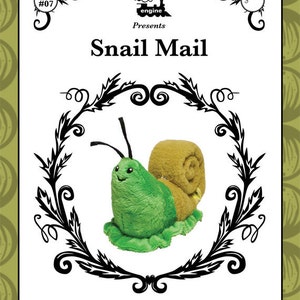 Könnte beinhalten: Ein Plüschtier-Schnittmuster für eine grüne und braune Schnecke, betitelt "Snail Mail" mit dem Text "A Soft Animal Pattern" unten. Das Schnittmuster wird von "Fluff Engine" präsentiert und ist das Muster Nummer #07.