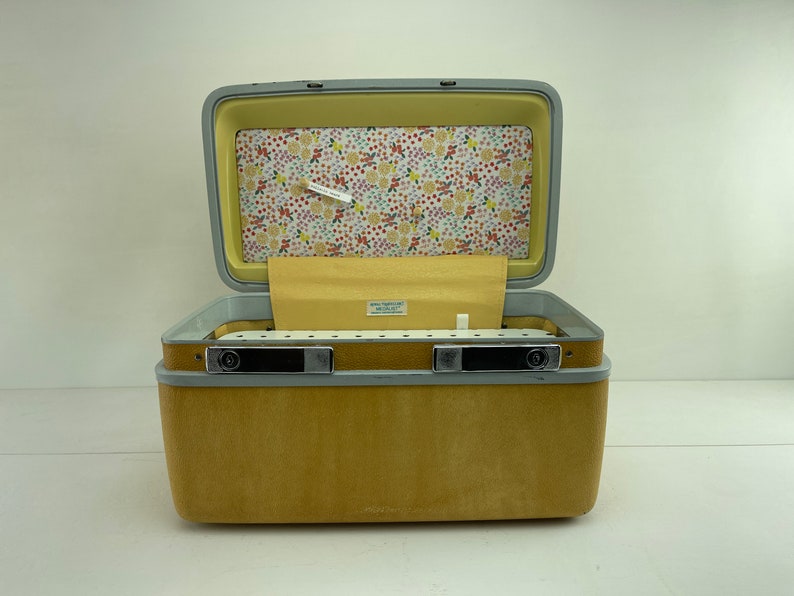 Vintage Samsonite Train Case Custom Charging Station for phones & iPods in Color of your choice image 8