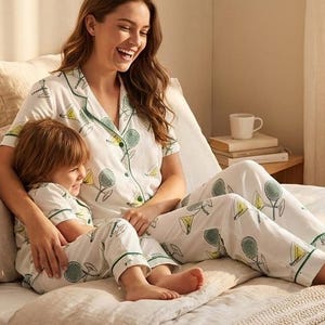 Conjunto de pijama Tennis Martini, pijama con estampado de raqueta y oliva, pijama preppy Tenniscore, conjunto deportivo de lujo para estar en casa. imagen 4