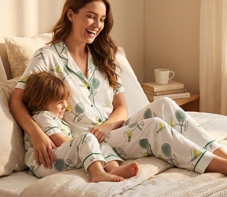 Conjunto de pijama Tennis Martini, pijama con estampado de raqueta y oliva, pijama preppy Tenniscore, conjunto deportivo de lujo para estar en casa. imagen 4