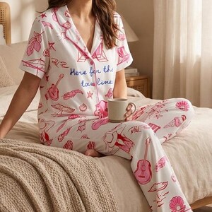 Estetisk kustnära bröllopspyjamas, sommarbrudssömnad i satin, semestermode för brudfesten