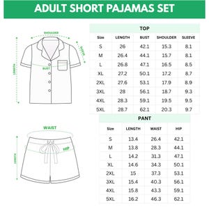 K&ouml;nnte beinhalten: Diagramm eines kurzen Pyjama-Sets f&uuml;r Erwachsene, einschlie&szlig;lich Oberteil und Shorts. Das Oberteil hat einen Kragen, Kn&ouml;pfe und eine Brusttasche. Die Shorts haben einen Kordelzug in der Taille. Gr&ouml;&szlig;entabellen f&uuml;r Oberteil und Hose sind enthalten, mit Ma&szlig;en in cm.