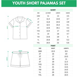 K&ouml;nnte beinhalten: Diagramm eines kurzen Kinder-Schlafanzug-Sets, einschlie&szlig;lich eines Hemdes mit Kn&ouml;pfen und Shorts. Die Hemdma&szlig;e werden f&uuml;r Brust, L&auml;nge und &Auml;rmel angegeben. Die Shorts-Ma&szlig;e umfassen Taille und L&auml;nge. Gr&ouml;&szlig;en von 18M bis YXL.