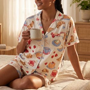 Frühstücksdruck-Pyjama-Set, Croissant- und Kaffee-Nachtwäsche, süßes Brunch-Muster-PJs für Frauen, Kurzarm-Sommer-lounge-Set