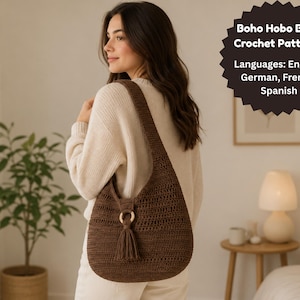 Puede incluir: Un bolso hobo de ganchillo marrón oscuro con un anillo de madera circular y una borla a juego. El texto en la imagen dice: Boho Hobo Bag Crochet Pattern. Languages: English, German, French, Spanish. El bolso tiene un patrón de punto texturizado.
