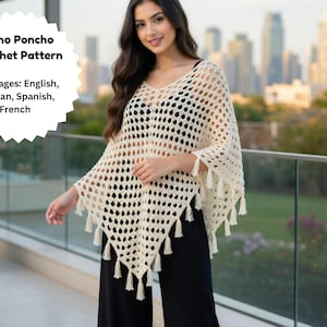 Può includere: Un poncho all'uncinetto color crema a trama aperta con frange. Il poncho è indossato sopra pantaloni neri. L'immagine include il testo "Boho Poncho Crochet Pattern" ed elenca inglese, tedesco, spagnolo e francese come lingue.