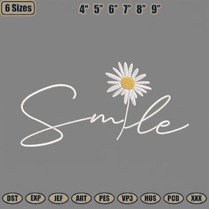 Può includere: Sfondo grigio con la parola "Smile" in corsivo bianco, accompagnata da una margherita con petali bianchi e centro giallo. Il design è disponibile in 6 misure, da 10 a 23 cm.