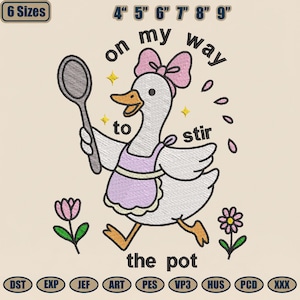 Puede incluir: Diseño bordado con un ganso de dibujos animados con un lazo y delantal rosa, sosteniendo una cuchara y corriendo. El texto dice "on my way to stir the pot". Incluye gráficos de flores y gotas, y opciones de tamaño de 10.16cm a 22.86cm.