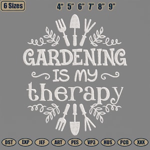 Könnte beinhalten: Weißes Stickdesign auf grauem Hintergrund. Der Text lautet "GARDENING IS MY therapy" mit Gartengeräten und Blättern. Enthält Größenoptionen von 10 cm bis 23 cm und verschiedene Dateiformate.
