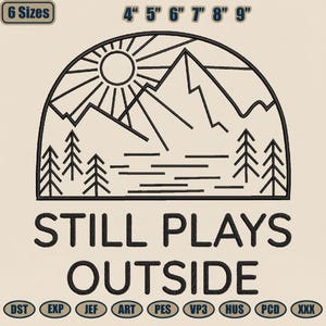 Può includere: Un design in bianco e nero con una catena montuosa, un sole e alberi all'interno di un semicerchio. Il testo "STILL PLAYS OUTSIDE" è sotto. Include dimensioni da 10,16 cm a 22,86 cm.