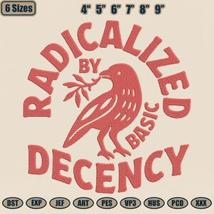 Könnte beinhalten: Rotes Stickdesign auf beigem Hintergrund. Das Design zeigt einen Vogel mit einem Zweig, umgeben von den Worten "RADICALIZED BY BASIC DECENCY". Größen von 10 cm bis 23 cm. Enthält verschiedene Stickdateiformate.