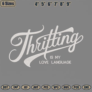 Op de afbeelding: Op een grijze achtergrond staat de witte tekst "Thrifting IS MY LOVE LANGUAGE" in een cursief lettertype. Boven de tekst staan de maten: 10 cm, 13 cm, 15 cm, 18 cm, 20 cm en 23 cm. Hieronder staan de bestandstypen: DST, EXP, JEF, ART, PES, VP3, HUS, PCD en XXX.