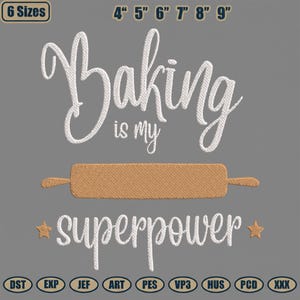 Könnte beinhalten: Gesticktes Design auf grauem Hintergrund. Der Text "Baking is my superpower" in weißer Schrift über einer braunen Teigrolle. Das Design bietet Größen von 10 cm bis 23 cm und verschiedene Dateiformate.