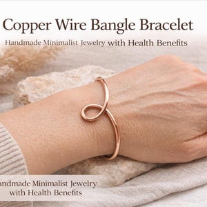 Könnte beinhalten: Ein Kupferdraht-Armreif mit minimalistischem Design. Das Armband hat ein geschlungenes Design und wird am Handgelenk getragen. Der Text auf dem Bild lautet "Copper Wire Bangle Bracelet" und "Handmade Minimalist Jewelry with Health Benefits."