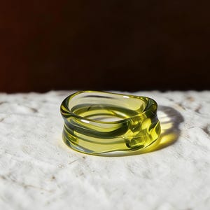 Mundgeblasener Glas-Statement-Ring, olivgrünes durchscheinendes breites Band, minimalistischer handgefertigter Ring