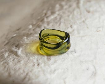 Handgefertigter Borosilikatglas-Breitbandring, Olivgrüner Statement-Schmuck