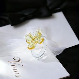 Anello con fiore in vetro giallo lavorato a mano, con decorazione a fiamma in vetro borosilicato, gioiello di tendenza.