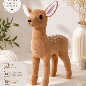 Può includere: Un peluche a forma di cerbiatto con pelliccia marrone chiaro, macchie bianche sul dorso e grandi orecchie con interno rosa pallido. L'immagine include il testo: SEWING PATTERN & GUIDE, PDF PATTERN, STEP-BY-STEP PHOTO GUIDE e BEGINNER FRIENDLY.