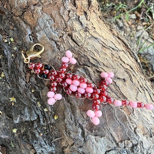 Handmade Beaded Lizard Bag Charm | Y2K Aesthetic Wired Gecko Keychain | Custom Boho Backpack Accessory | Nostalgic Gift for Her