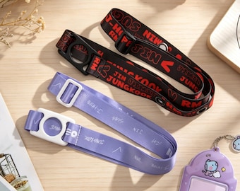 Kpop Lightstick Strap & Emaille Pin Bundle | Zertifiziertes ARMY Lanyard, Konzertzubehör, Arirang Tour Inspiriert Lila / Rot Telefon Lanyard