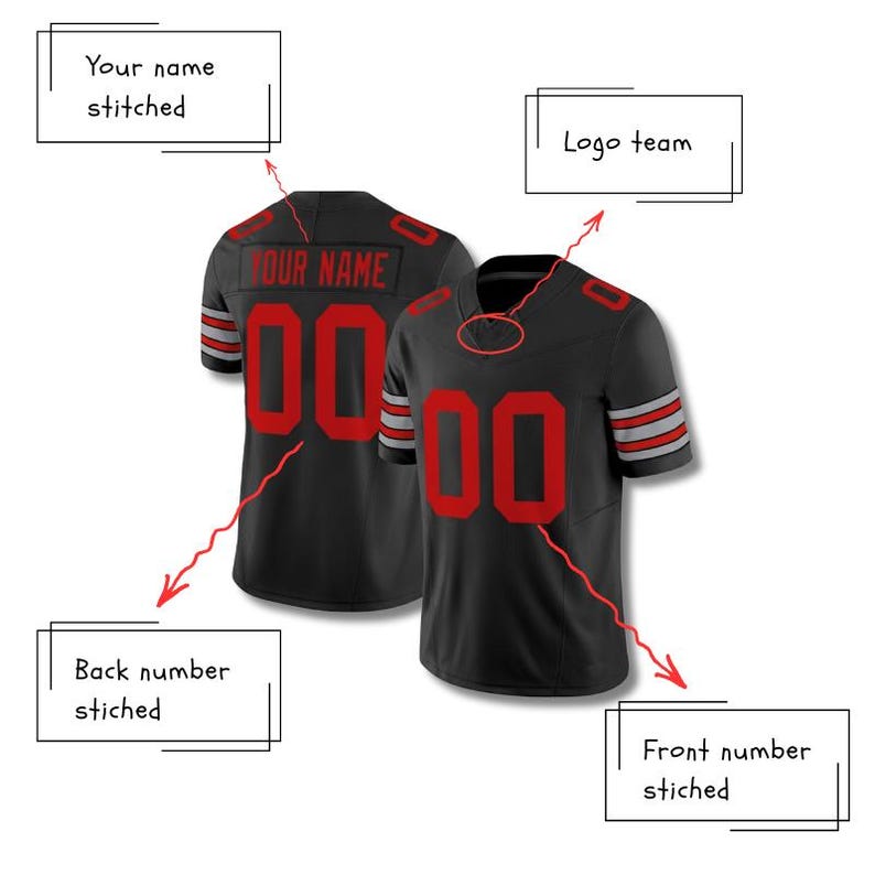 Puede incluir: Dos camisetas de f&uacute;tbol negras con n&uacute;meros y letras rojas. Las camisetas tienen rayas rojas y grises en las mangas. La parte trasera de una camiseta tiene el texto "YOUR NAME" cosido encima del n&uacute;mero 00. La parte delantera de la otra camiseta tambi&eacute;n tiene el n&uacute;mero 00.