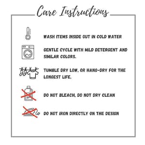 Puede incluir: Gr&aacute;fico rectangular blanco con las palabras "Care Instructions" en la parte superior. Las instrucciones incluyen lavar en agua fr&iacute;a, ciclo suave con detergente suave, secar en secadora a baja temperatura o colgar para secar, y no usar lej&iacute;a ni limpiar en seco. Tampoco planchar directamente sobre el dise&ntilde;o.