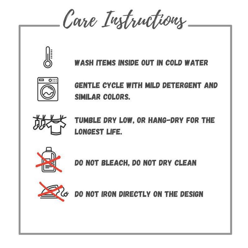 Puede incluir: Gr&aacute;fico rectangular blanco con las palabras "Care Instructions" en la parte superior. Las instrucciones incluyen lavar en agua fr&iacute;a, ciclo suave con detergente suave, secar en secadora a baja temperatura o colgar para secar, y no usar lej&iacute;a ni limpiar en seco. Tampoco planchar directamente sobre el dise&ntilde;o.