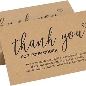 Puede incluir: Tarjetas de agradecimiento color beige con escritura negra. Las tarjetas dicen "thank you" y "FOR YOUR ORDER". Texto adicional incluye un mensaje sobre el pedido e informaci&oacute;n de contacto. Un peque&ntilde;o coraz&oacute;n est&aacute; en la esquina superior derecha.