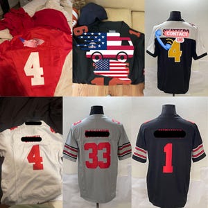 Puede incluir: Colecci&oacute;n de camisetas de f&uacute;tbol americano en rojo, negro, blanco y gris. Cada camiseta presenta un n&uacute;mero grande en la parte delantera y trasera, con mangas a rayas. Una camiseta tiene un dise&ntilde;o de bandera estadounidense con un veh&iacute;culo.