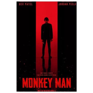 Op de afbeelding: Filmposter voor "Monkey Man" met Dev Patel en Jordan Peele. Het ontwerp gebruikt rood en zwart. Een silhouet met een mes staat in een rode streep. De titel "Monkey Man" staat in het rood onderaan de poster.