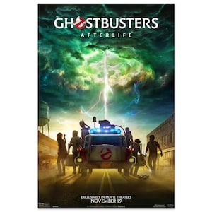 Può includere: Poster del film Ghostbusters: Afterlife. Il titolo è in bianco con un logo Ghostbusters rosso. L'immagine mostra l'auto Ecto-1 con figure davanti, sotto un cielo verde e blu con fulmini.
