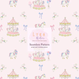Puede incluir: Patrón sin costuras con carruseles, conejos, lazos y globos en rosa pastel, azul y dorado. El texto "LYKA Atelier" y "Seamless Pattern - Instant Download" también están presentes. Diseño infantil y delicado.