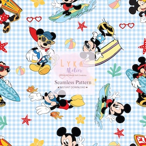 Könnte beinhalten: Nahtloses Muster mit Mickey Mouse beim Surfen, Surfbrettern, Strandbällen und Seesternen auf hellblauem Vichy-Karo-Hintergrund. Das Design enthält den Text "Seamless Pattern" und "Instant Download".