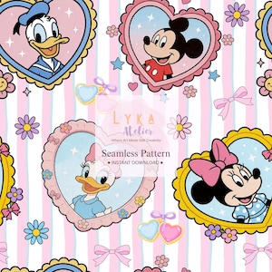 Puede incluir: Patrón sin costuras con los personajes de Disney Donald Duck, Mickey Mouse, Daisy Duck y Minnie Mouse en marcos en forma de corazón. El diseño incluye lazos, flores y estrellas sobre un fondo a rayas. El texto "Seamless Pattern" es visible.