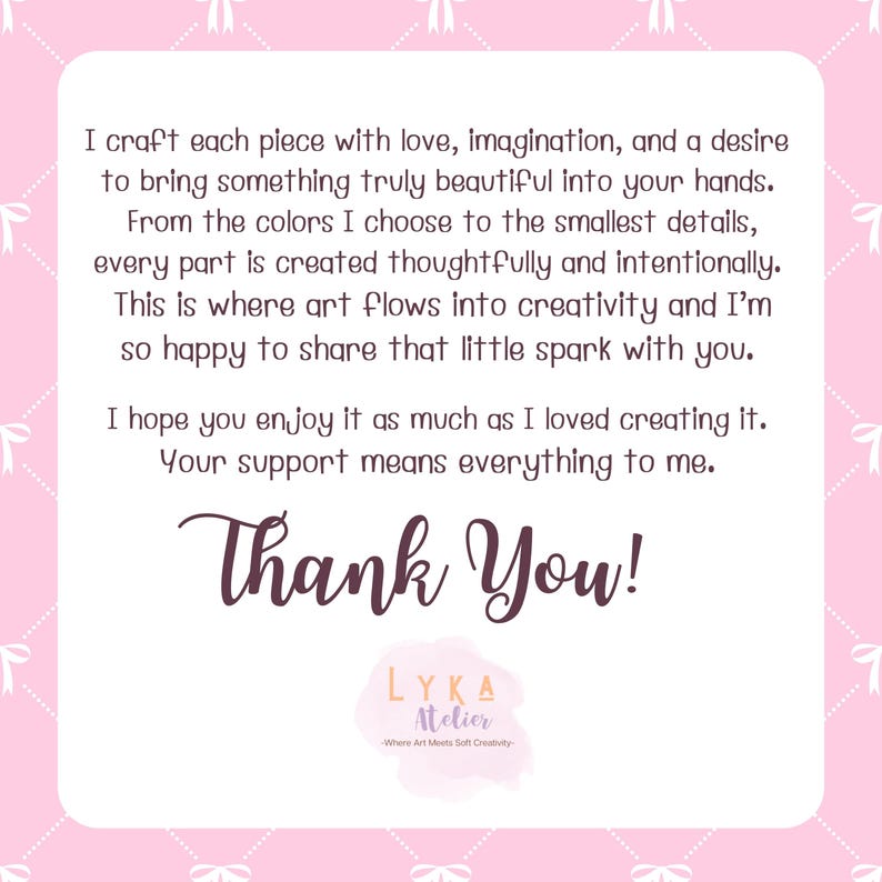 Pu&ograve; includere: Una carta rosa e bianca con la scritta "Thank You!" in corsivo. La carta contiene un messaggio sul processo creativo e il ringraziamento dell'artista per il supporto. Il logo LYKA Atelier si trova in basso.