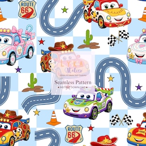 Op de afbeelding: Een naadloos patroon met cartoon raceauto's met cowboyhoeden, kronkelende grijze wegen, oranje verkeerskegels, groene cactussen, geblokte vlaggen en Route 66-borden op een lichtblauwe en witte geblokte achtergrond. Tekst: Lyka Atelier.