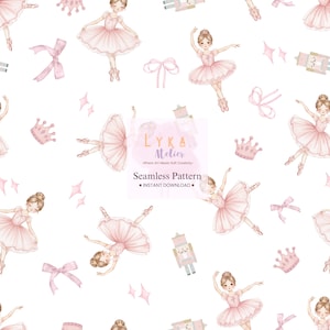 Op de afbeelding: Naadloos patroon met aquarel illustraties van ballerina's in roze tutu's, kronen, strikken en notenkrakers op een witte achtergrond. De tekst "LYKA Atelier" en "Seamless Pattern" zijn ook zichtbaar.