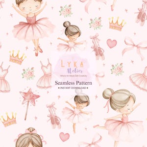 Op de afbeelding: Een naadloos patroon met aquarel illustraties van ballerina's in roze tutu's, balletschoenen, kronen, strikken en rozen op een lichtroze achtergrond. De tekst "LYKA Atelier" en "Seamless Pattern" zijn ook zichtbaar.