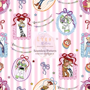 Puede incluir: Patrón sin costuras con personajes de Toy Story, incluyendo a Woody, Buzz Lightyear y Jessie, sobre un fondo a rayas rosas y blancas. El diseño incluye retratos enmarcados de personajes, lazos y estrellas, con el texto "Seamless Pattern" y "Instant Download."