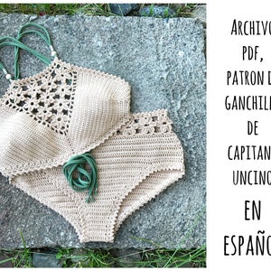 May include: A crochet bikini top and bottom in a beige color with green straps. The text "ARCHIVO PDF, PATRON DE GANCHILLO DE CAPITANA UNCINO EN ESPAÑOL" is visible in the image.