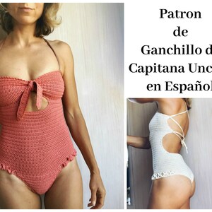 May include: Two crochet swimsuit patterns, one in coral and one in white. The pattern includes instructions for a crochet swimsuit with a tie at the bust and a cutout at the waist. The text in the image reads "Patron de Ganchillo de Capitana Uncino en Español".