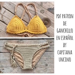 May include: A crochet bikini top and bottom set. The top is a triangle style with a mustard yellow color. The bottom is a high-waisted style with a beige color. The text on the image reads "PDF PATRON DE GANCHILLO EN ESPAÑOL BY CAPITANA UNCINO".
