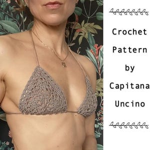 Może przedstawiać: Top od bikini z szydełka w kolorze taupe z dekoltem typu halter. Top wykonany jest z teksturowanej tkaniny o otwartym splocie. Tekst "Crochet Pattern by Capitana Uncino" jest wyświetlany po prawej stronie obrazu.