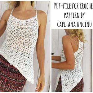 Puede incluir: Top blanco de crochet con un ajuste holgado y asimétrico. El top tiene un diseño de tirantes finos y un delicado patrón de punto abierto. El texto "PDF-FILE FOR CROCHET PATTERN BY CAPITANA UNCINO" es visible en la imagen.