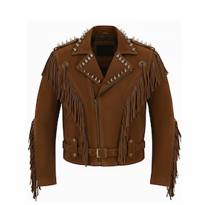 Könnte beinhalten: Braune Wildlederjacke mit Fransen an Ärmeln und Brust. Die Jacke hat silberfarbene Kegelnieten am Kragen und an den Schultern, einen Reißverschluss vorne und einen Gürtel an der Taille.
